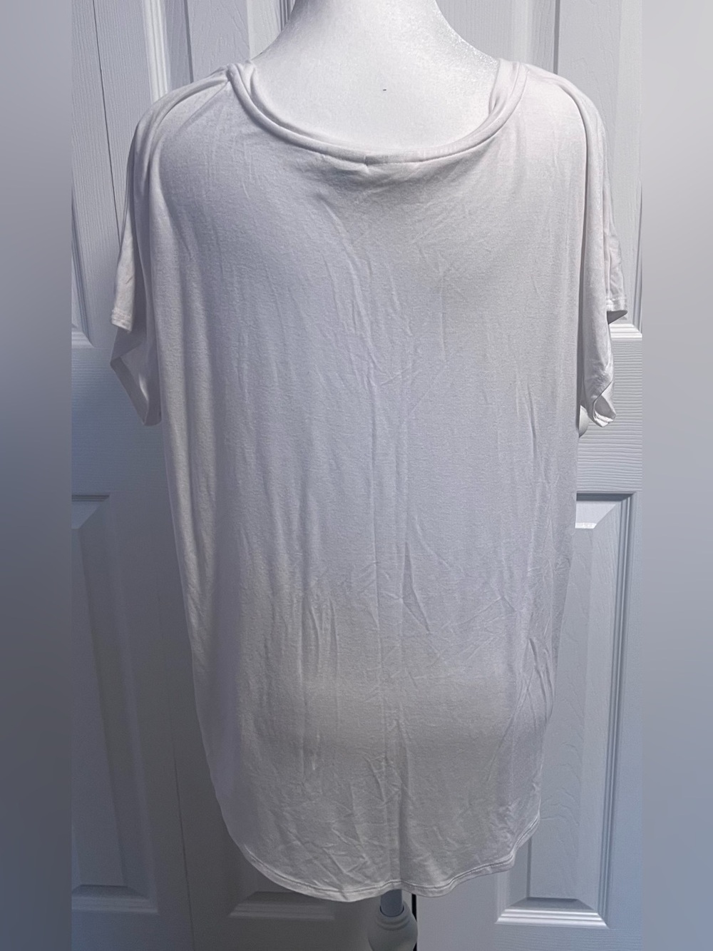 Max Studio Basic White V-Neck Women's Top - Picture 3 of 4